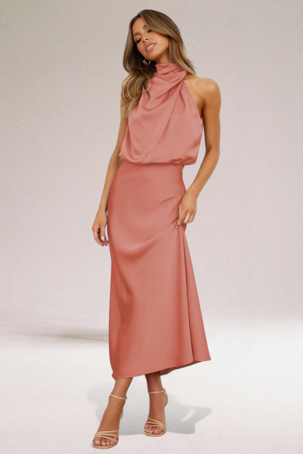 Élodie - Glamorous satin dress with halter neck.